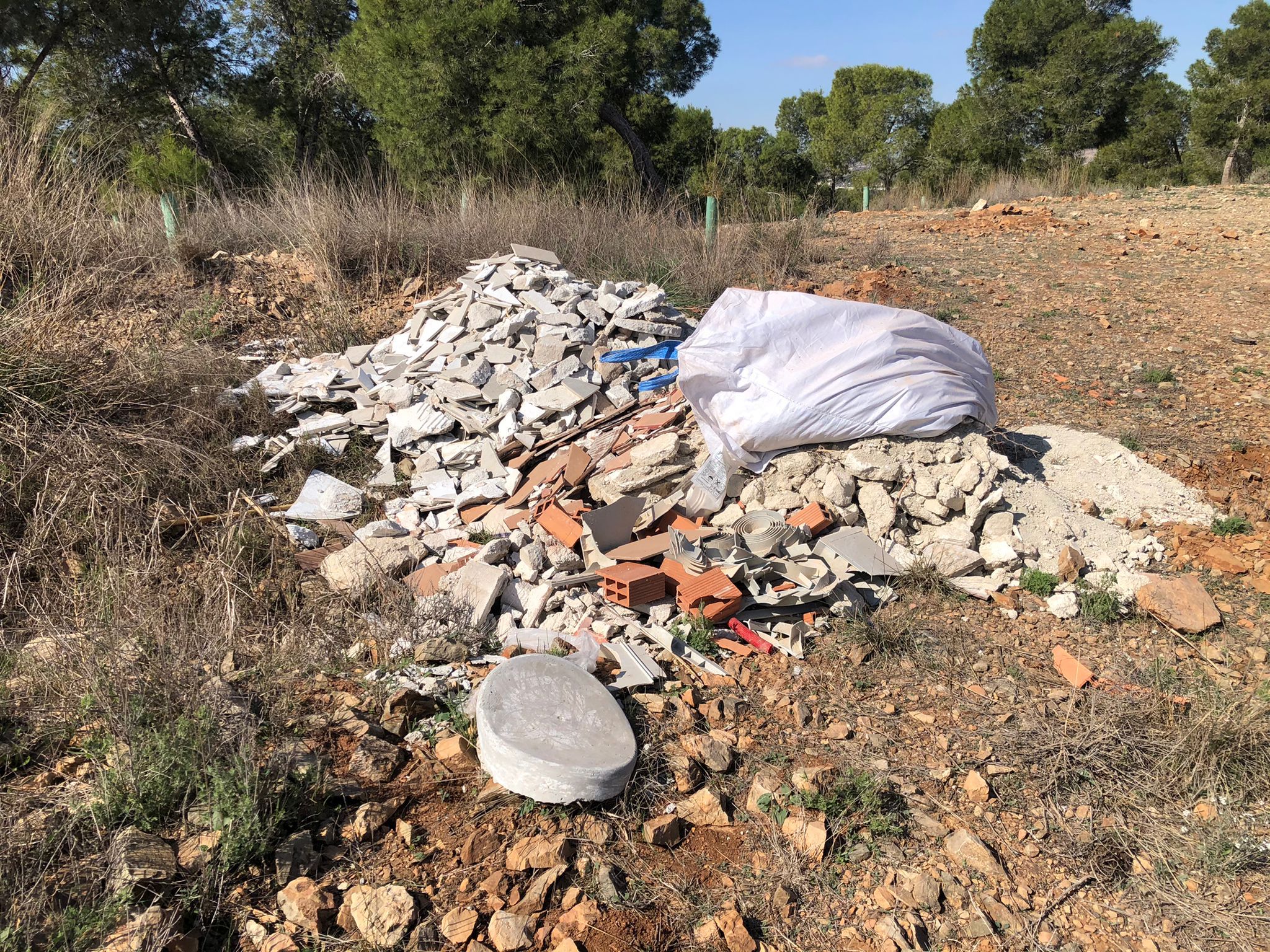 Arrojo de escombros en el parque Los Polvorines de Monteagudo