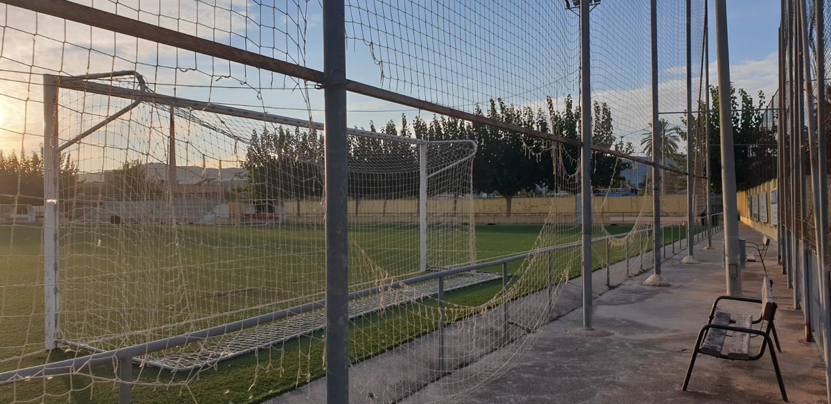 Rotura de redes y banquillos en el polideportivo de Rincón de Seca