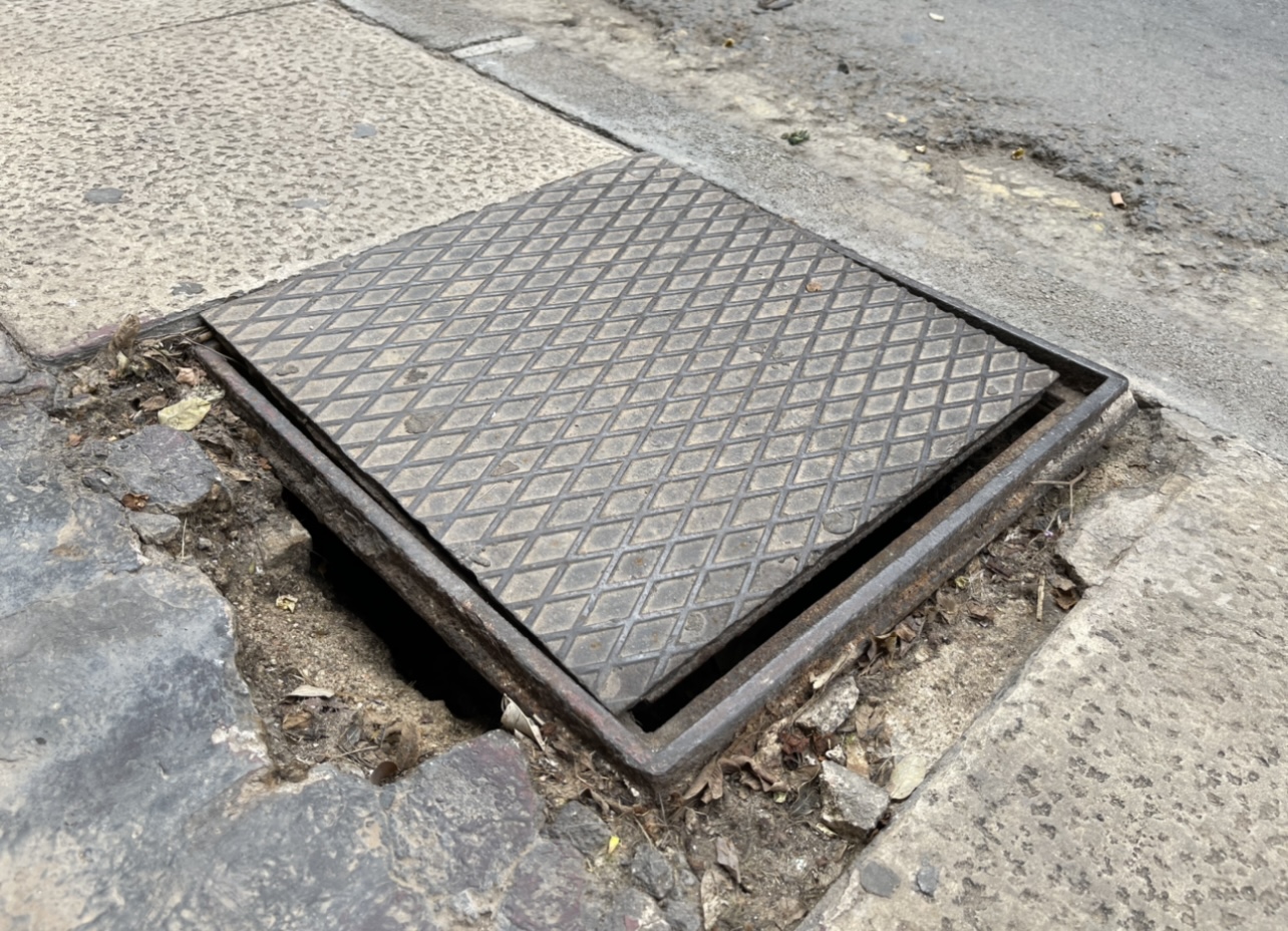 Agujero y tapa suelta en la calle Princesa (Barrio del Carmen)