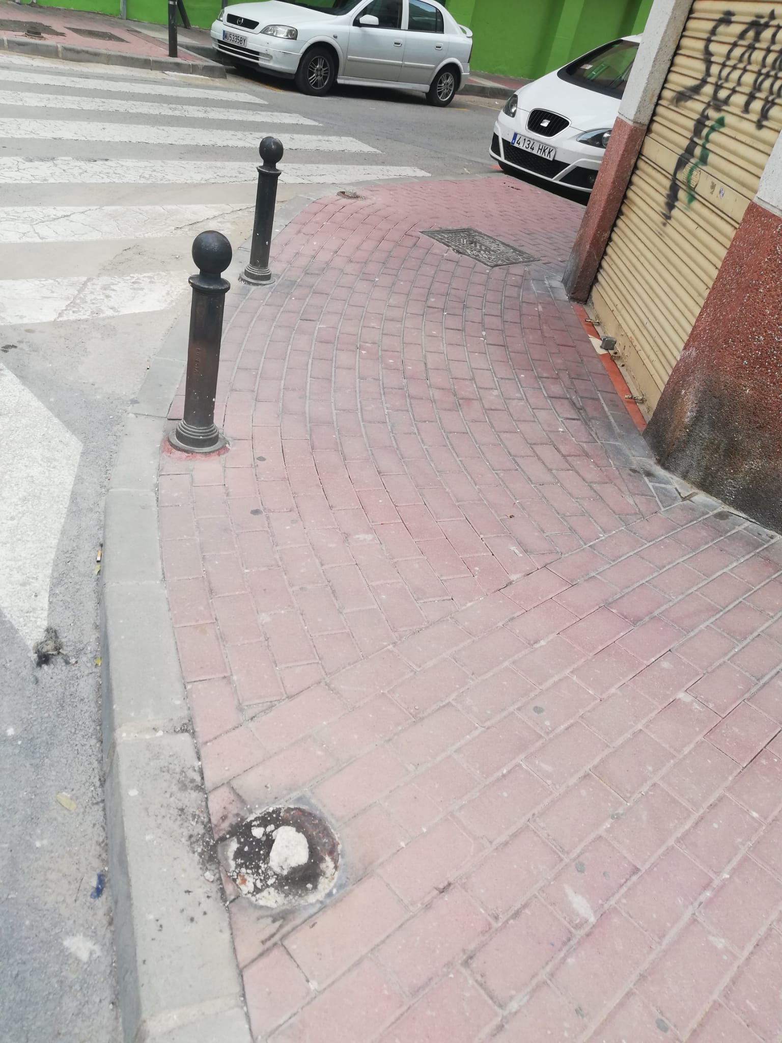 Rotura de pivotes en la calle Condestable López Davalos