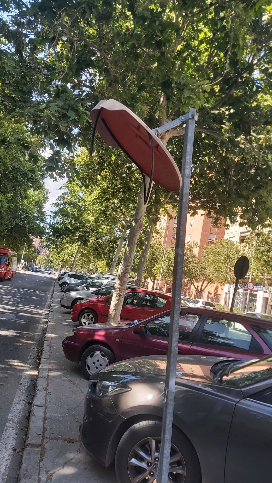 Rotura de espejo de tráfico en la avenida de la Fama