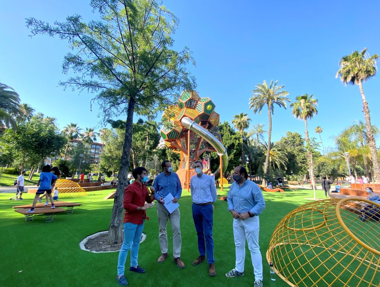 El gran limonero del jardín del Malecón proyectado por Ballesta se abre a las familias murcianas