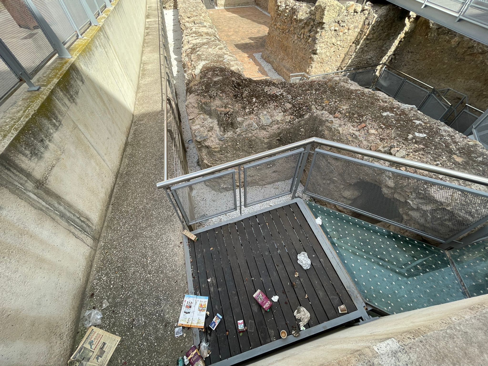 Acumulación de basura en la muralla de Verónicas