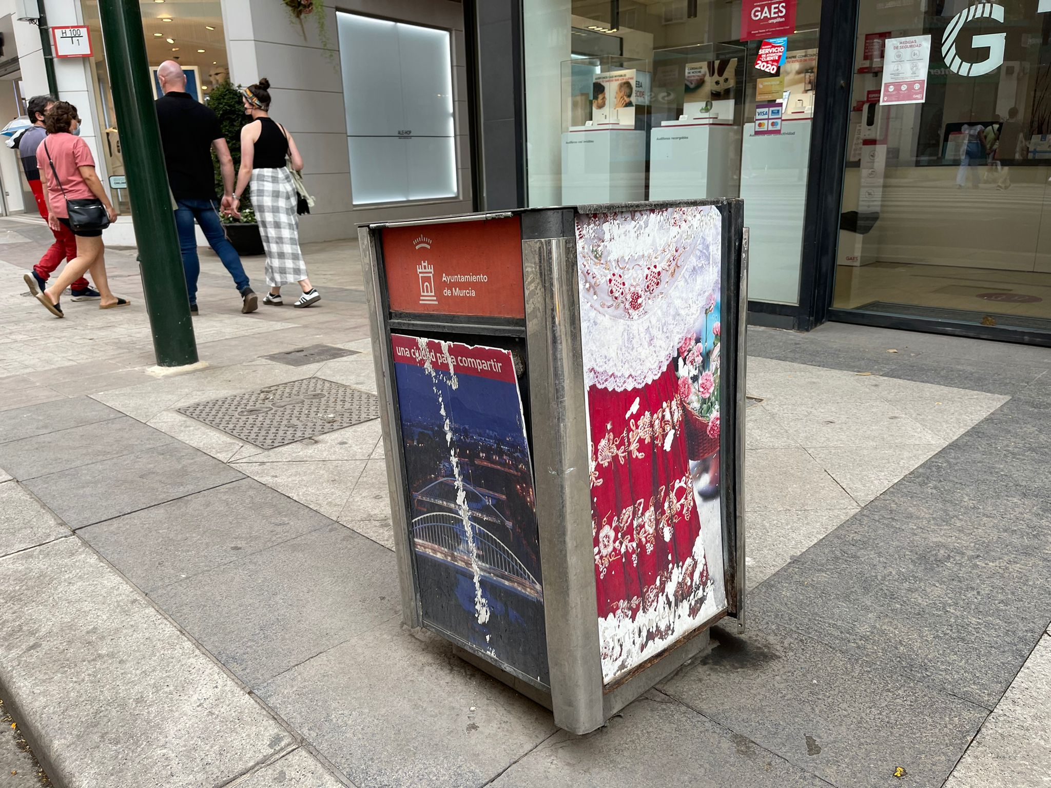 Papeleras rotas y en mal estado en la Gran Vía