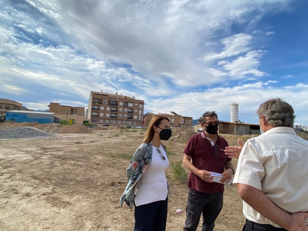 Malestar entre los vecinos de San Ginés por el movimiento de camiones descontrolado junto al colegio público