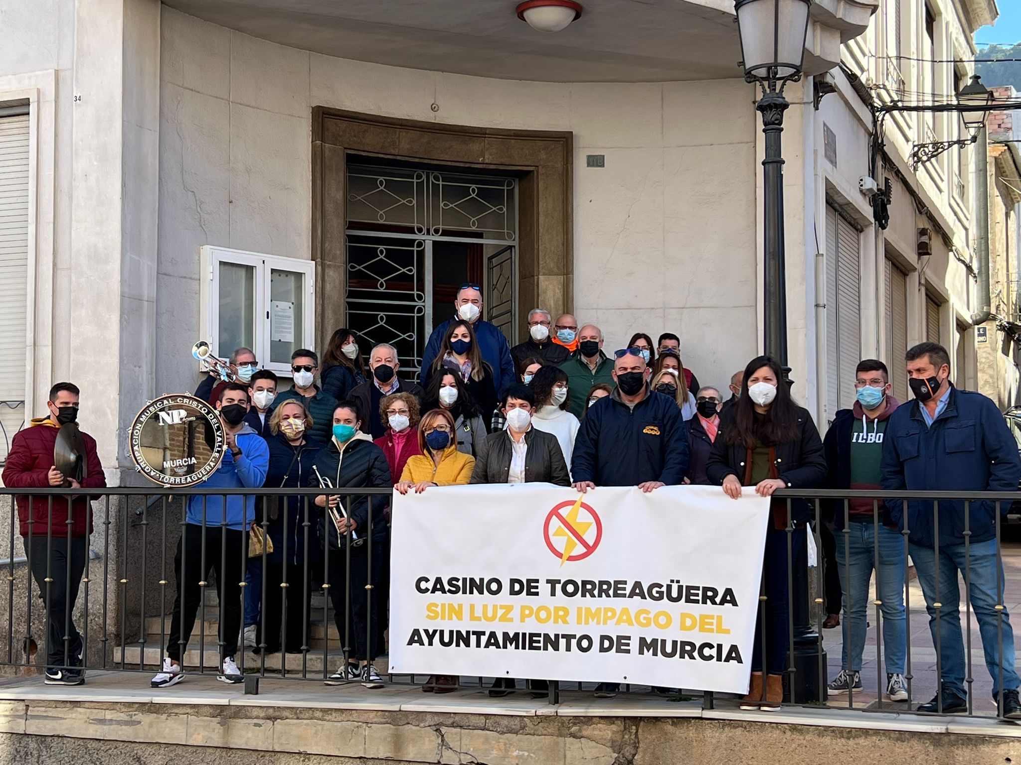 Agrupaciones y colectivos de Torreagüera protestan en contra del Ayuntamiento por no pagar la luz del casino