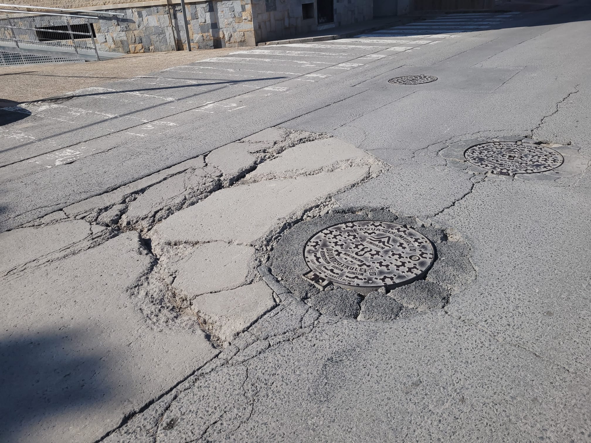 El PP de Murcia propone el arreglo inmediato de los desperfectos en la calle Orilla de la Vía de Santiago El Mayor