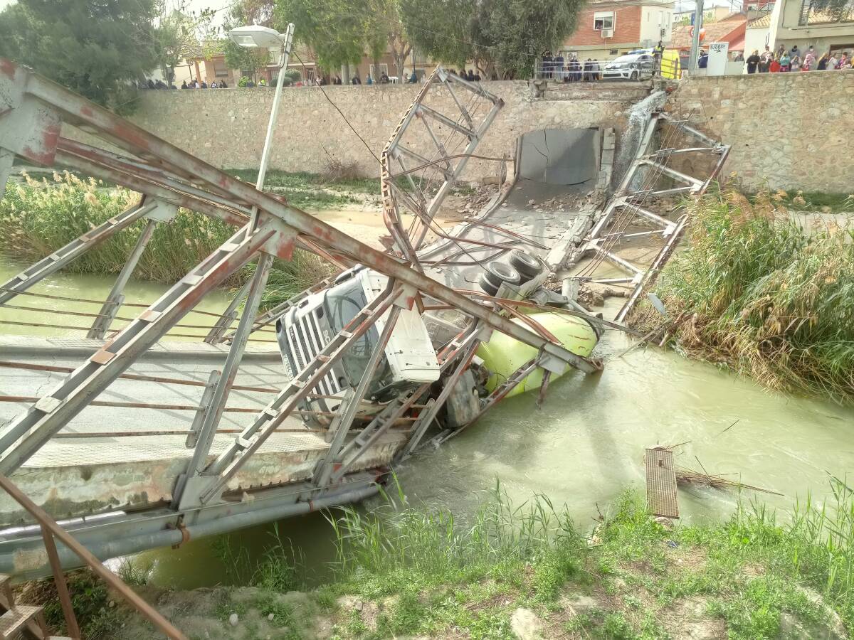 Los vecinos de El Raal continúan incomunicados ante la incapacidad de los socialistas para reconstruir el puente de la pedanía