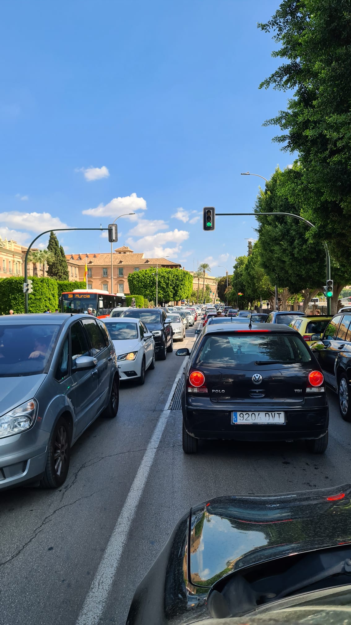 La improvisación socialista extiende el caos circulatorio con el cierre del Puente Viejo