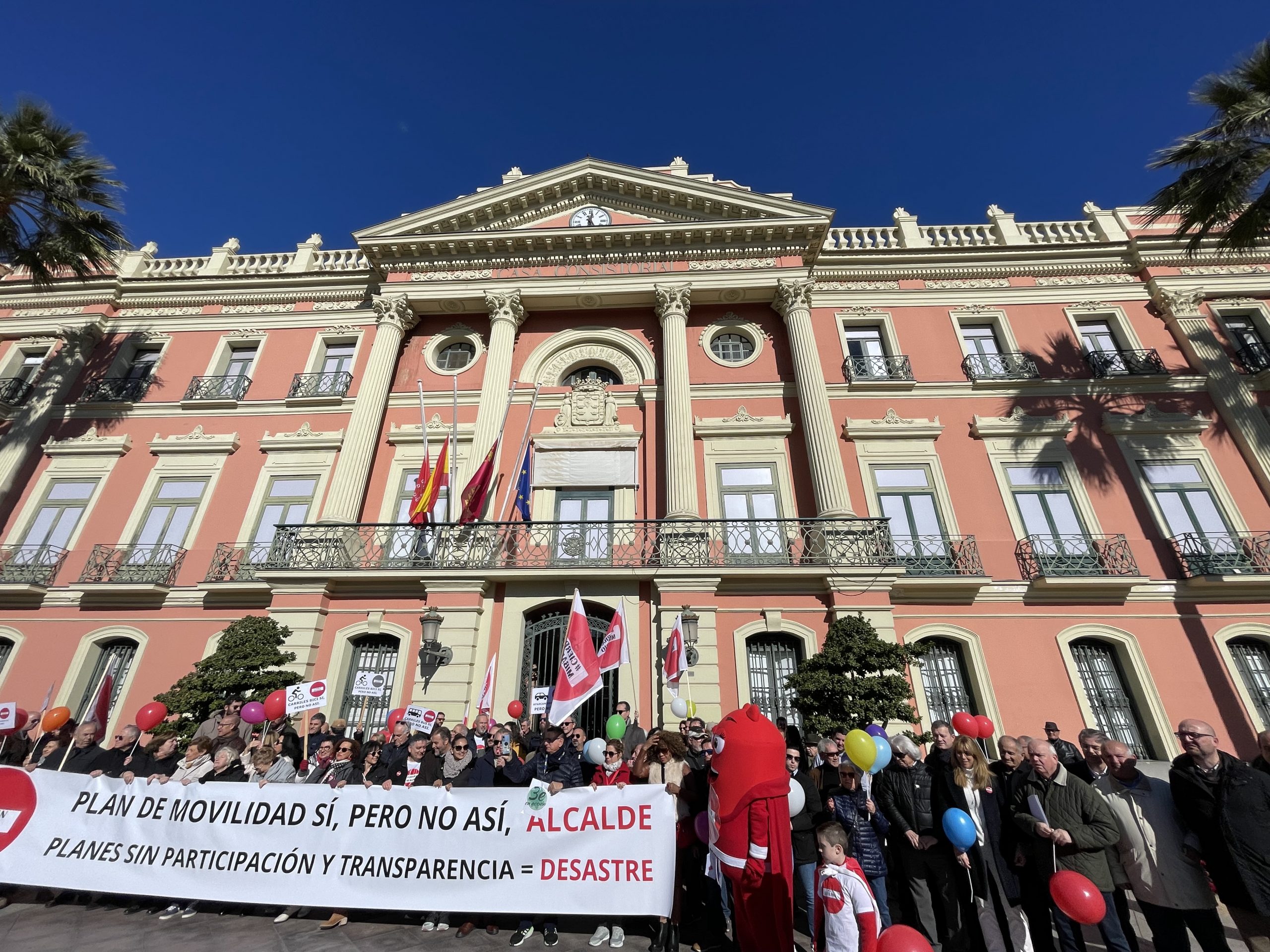 El PP apoya a vecinos y comerciantes en su protesta contra las obras de movilidad del alcalde socialista