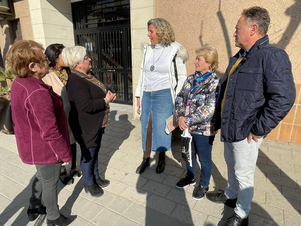 Los vecinos critican que “en las aceras de Barriomar hay más tierra que en las playas de Mazarrón”